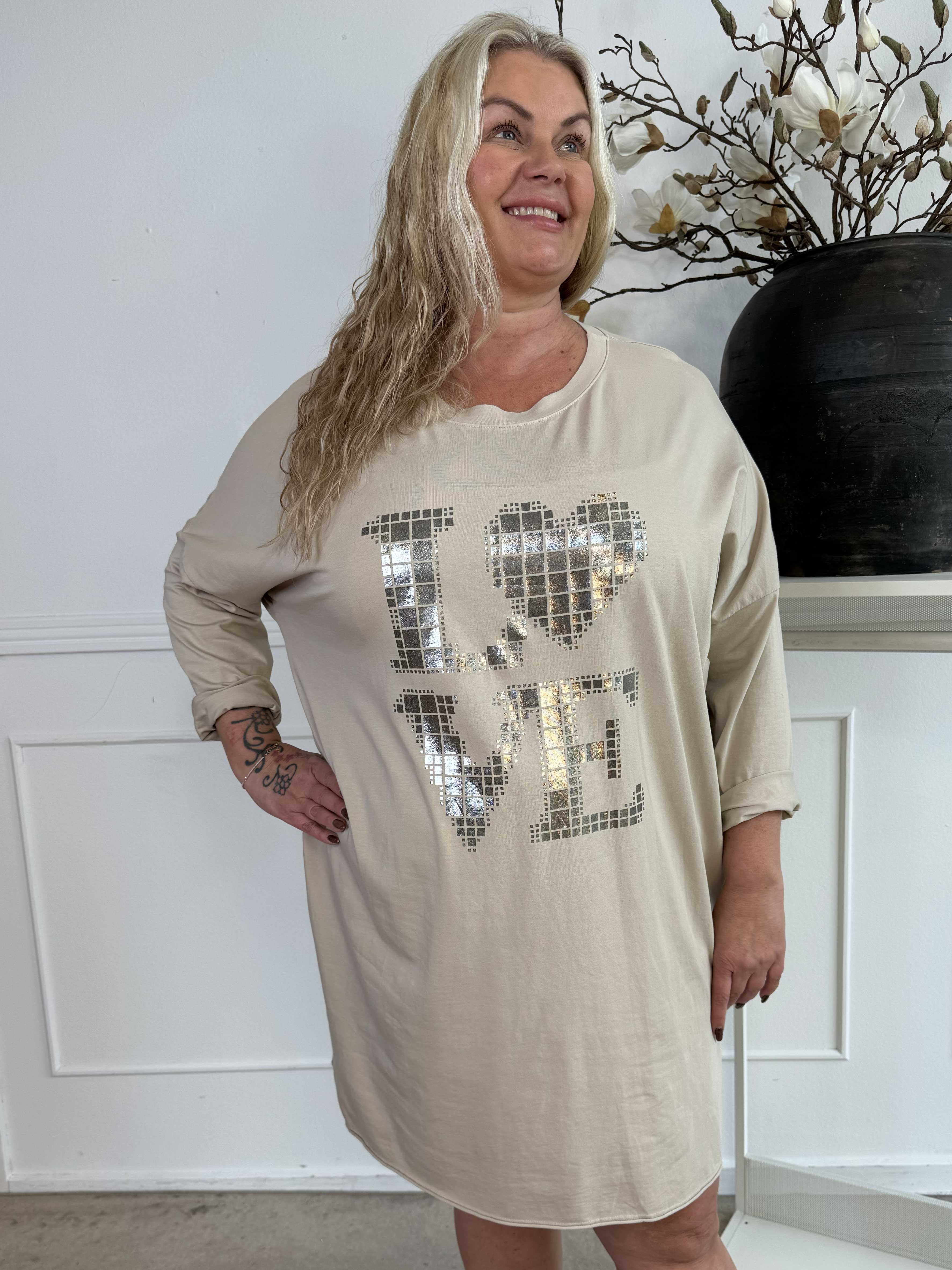 Oaklyn - Plus size joggingklänning i bomull med silverskrift på framsidan